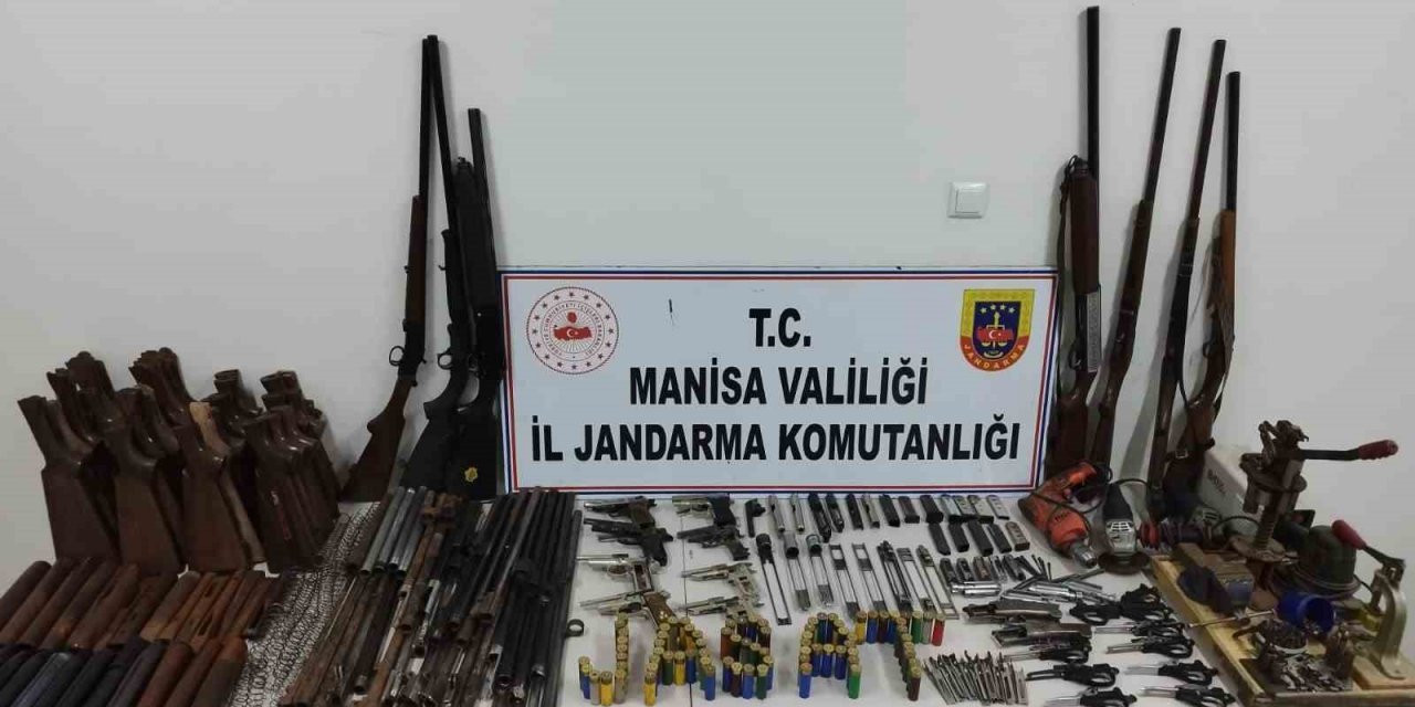 Manisa’da jandarmadan yasadışı silah tüccarlarına operasyon