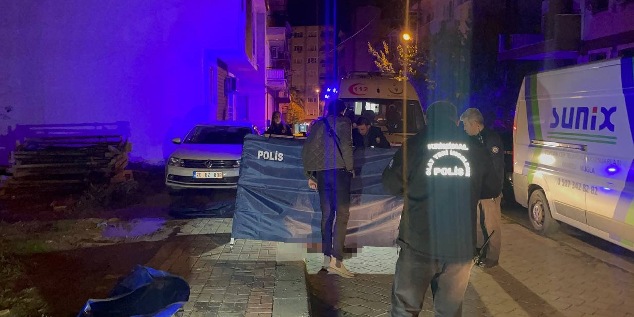 Evinde bıçaklanan genç son nefesini sokak ortasında verdi