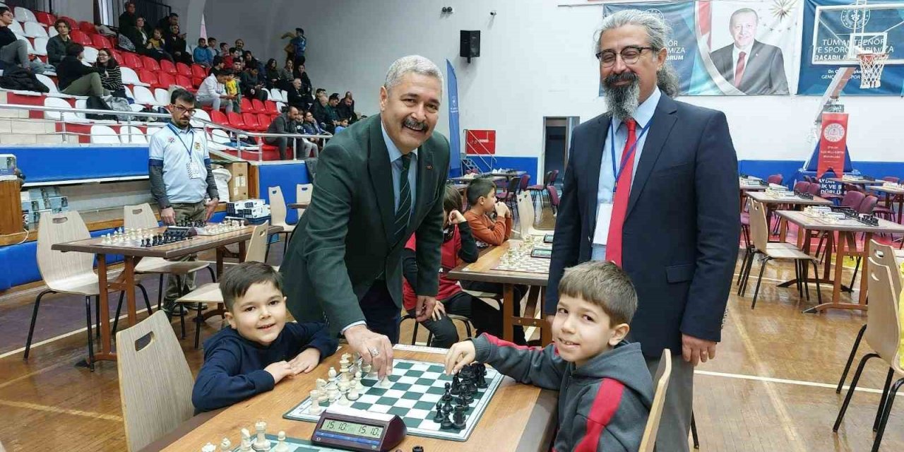 Efeler’de öğrenciler kazanmak için 50 bin hamle gerçekleştirdi