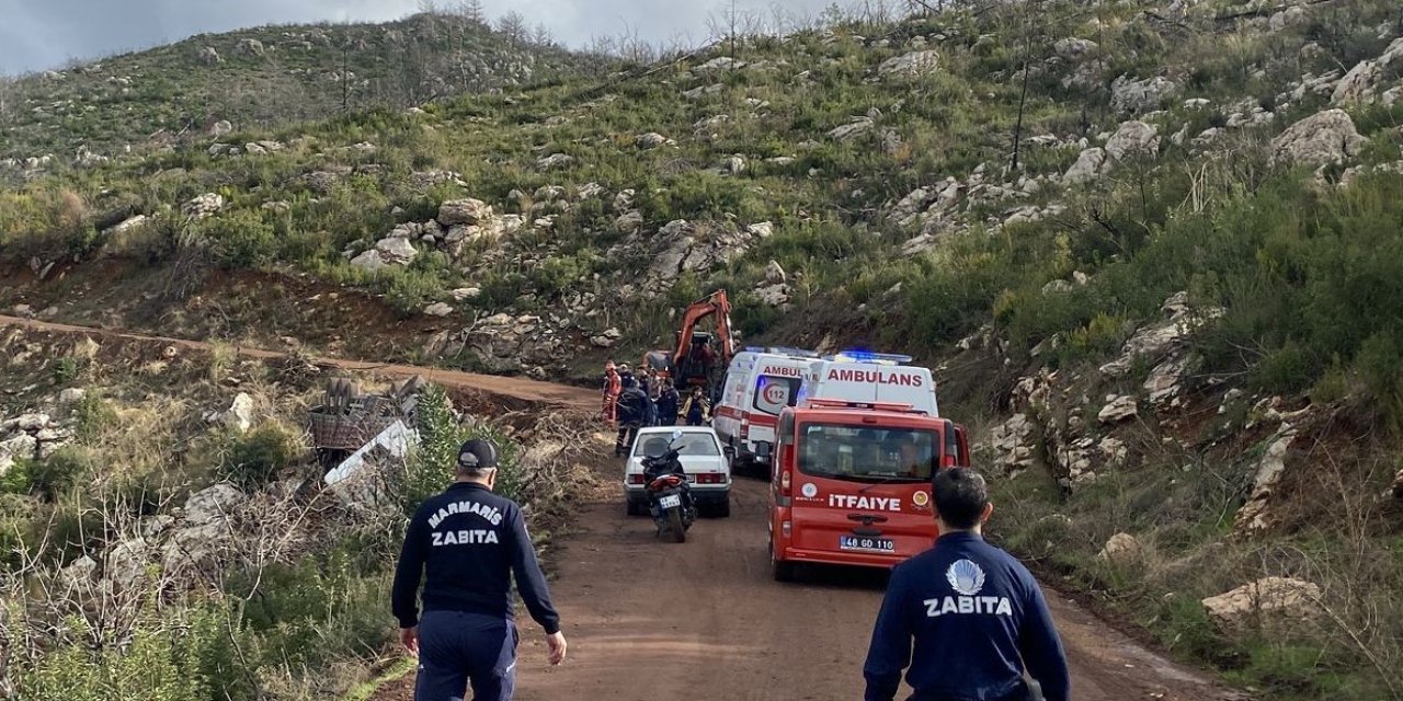 Marmaris’te kereste yüklü kamyon devrildi