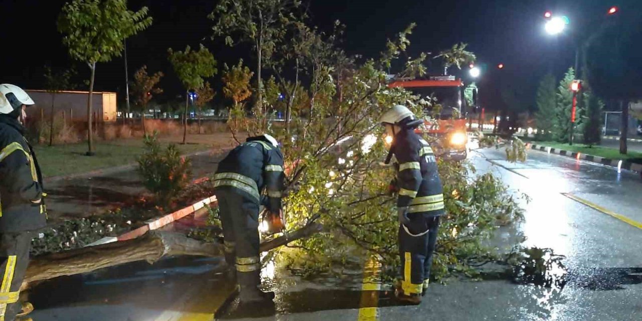 Manisa’da ekipler bin 249 noktada fırtına ve yağışla mücadele etti