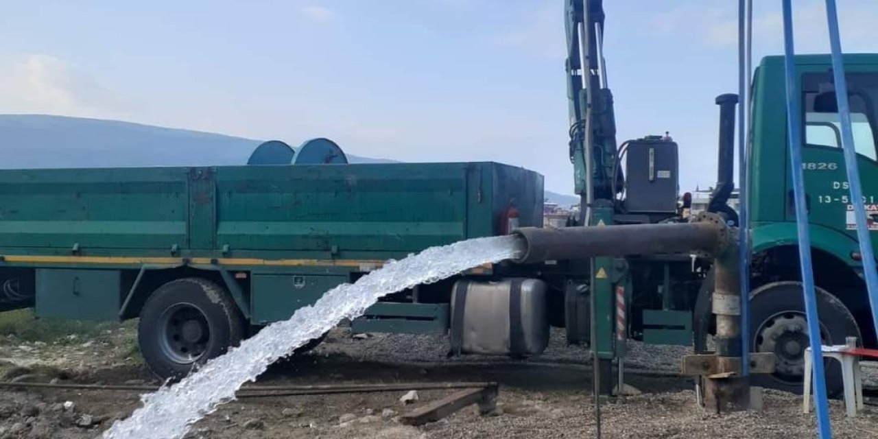 Buharkent’teki 2 kuyudan saatte 104 litre su çıkıyor