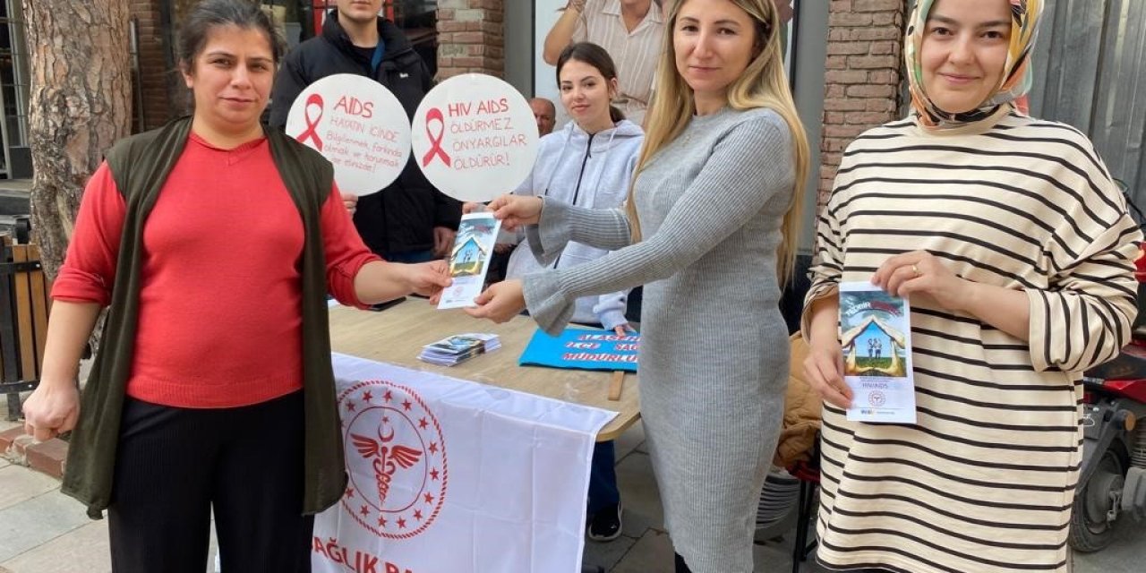 AIDS’e dikkat çekmek için stant açıtılar