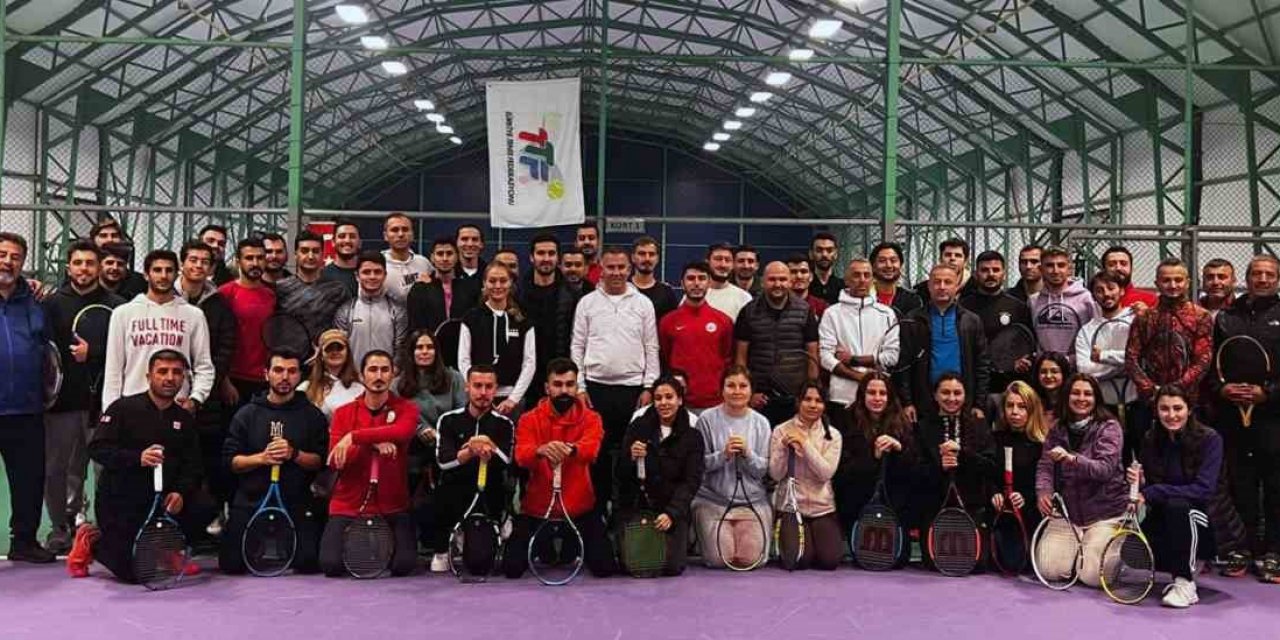 MSKÜ’de tenis antrenörlük kursu başladı