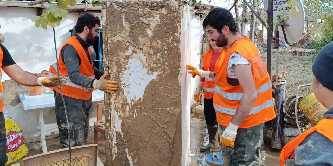 AFAD gönüllüleri selden etkilenen bölgelerde yaraları sarıyor