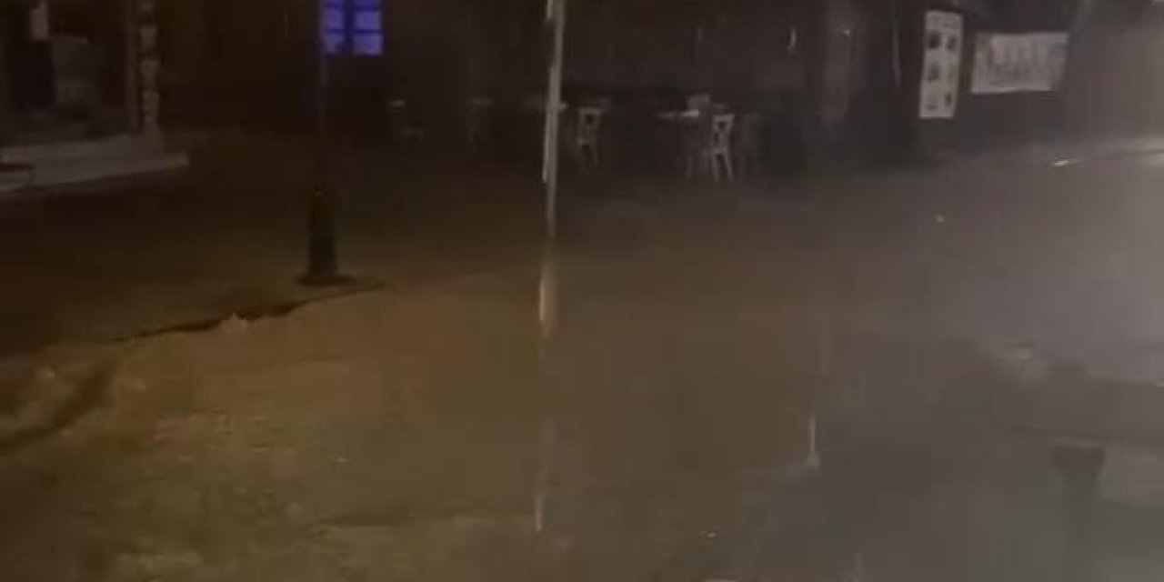 Çeşme’de şiddetli yağış etkisini gösterdi