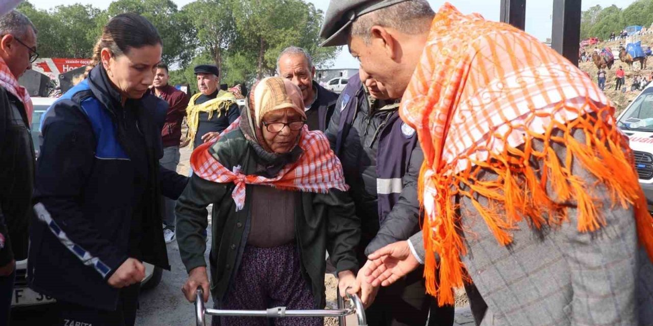 Koçarlı Deve Güreşi’nin onur konuğu 100 yaşındaki Fatma nine oldu