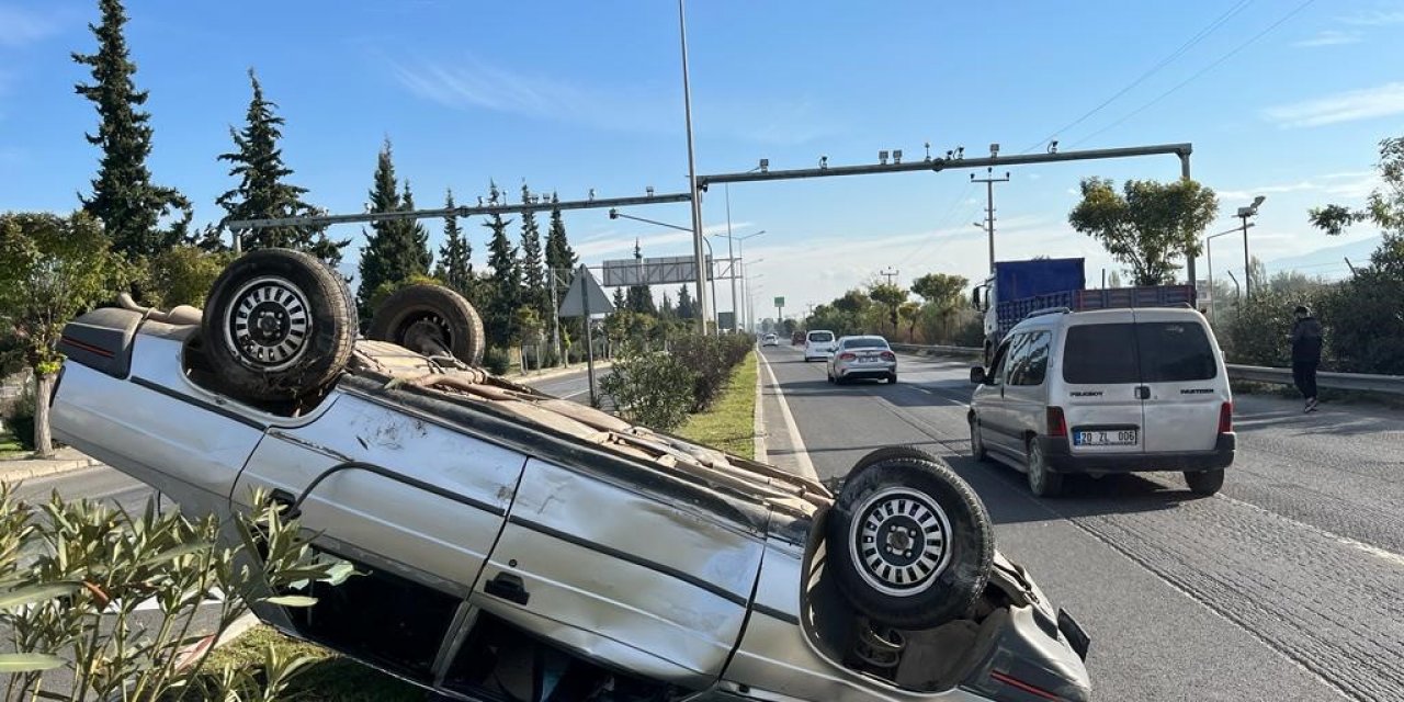 Takla atan otomobildeki iki kişi yaralandı