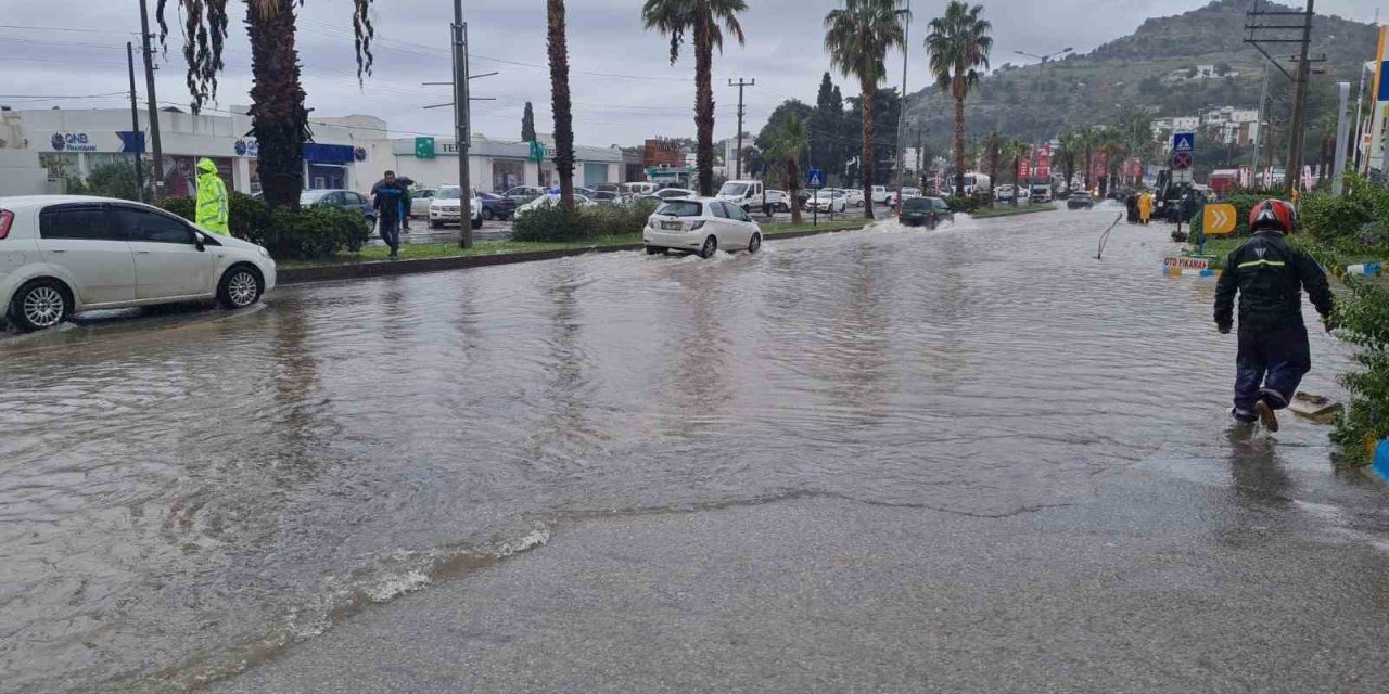 Bodrum’da yollar göle döndü