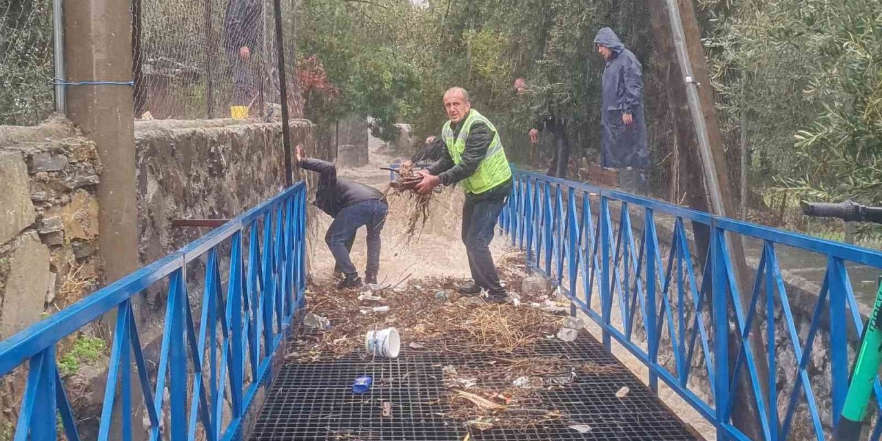 Bodrum’da gelişigüzel atılan çöpler taşkına sebep oluyor