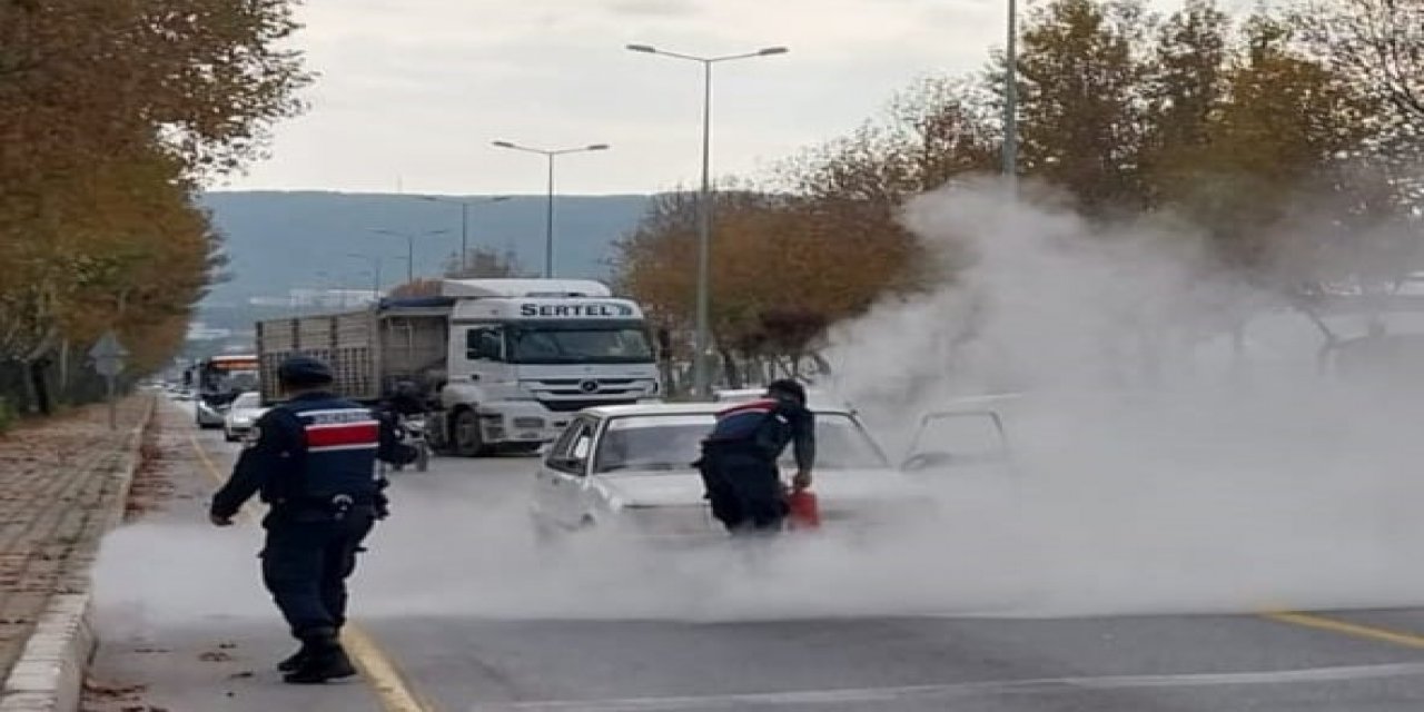 Muğla’da yanan araca jandarma müdahalesi