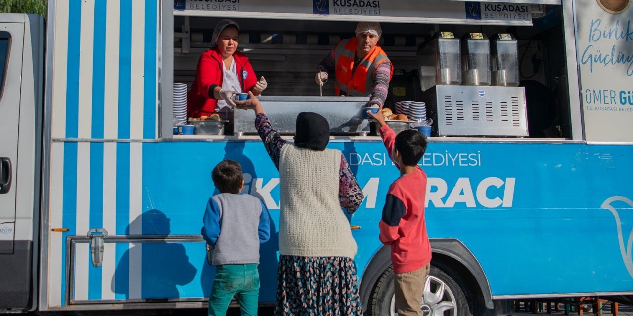 Kuşadası Belediyesi’nden sıcak çorba ikramı