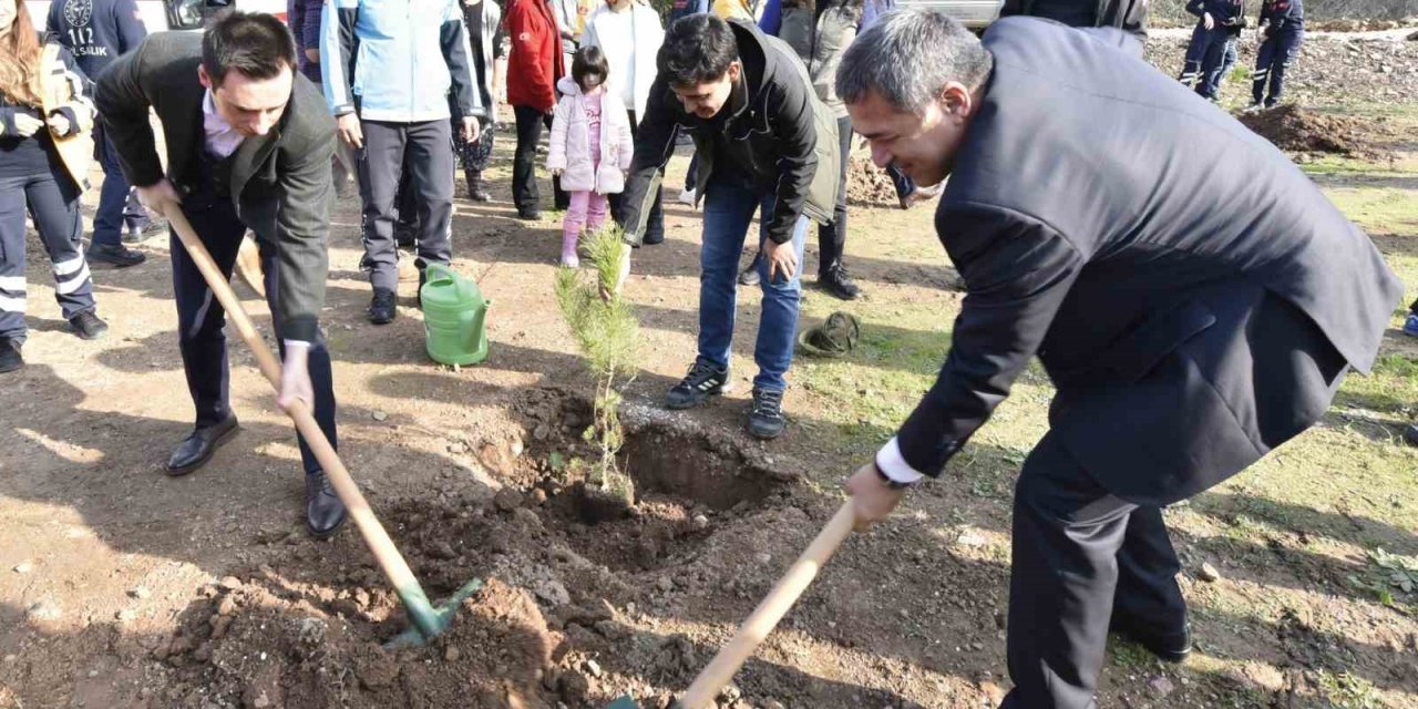 Muğla’da sağlık ekipleri fidanları toprakla buluşturdu