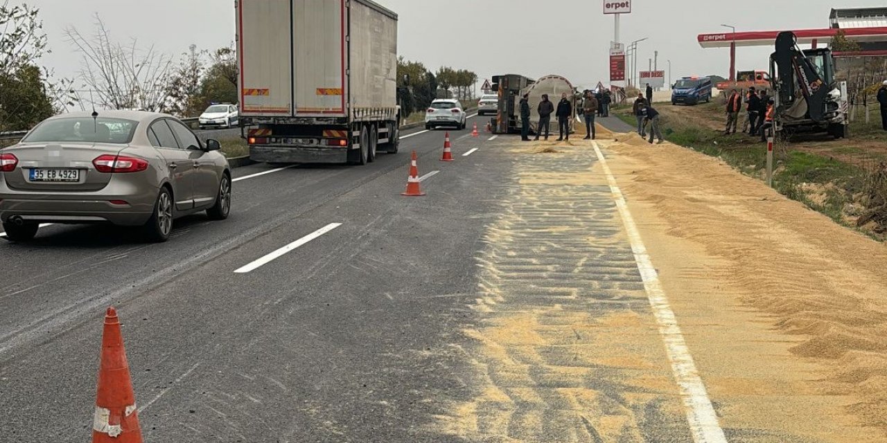 Manisa’da tır devrildi, yemler yola savruldu