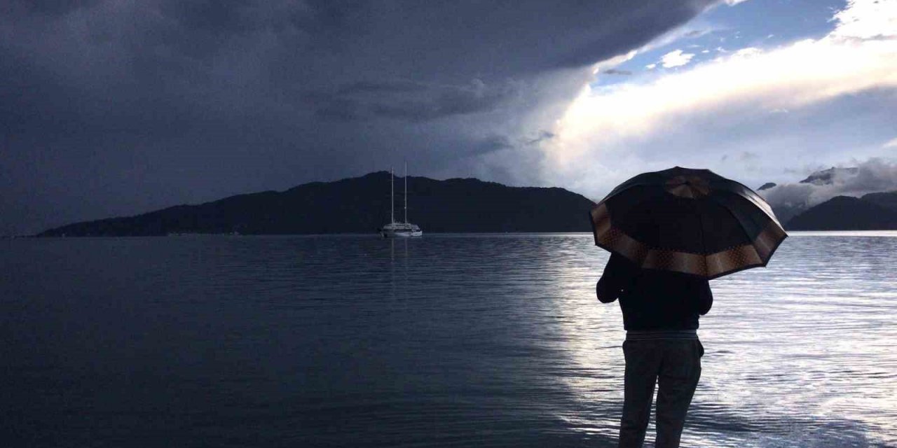 Marmaris’te sağanak yağışlı hava etkisini sürdürüyor