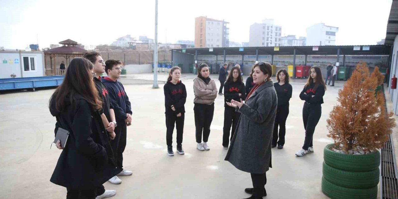 Lise öğrencileri Merkezefendi Atık Getirme Merkezini gezdi