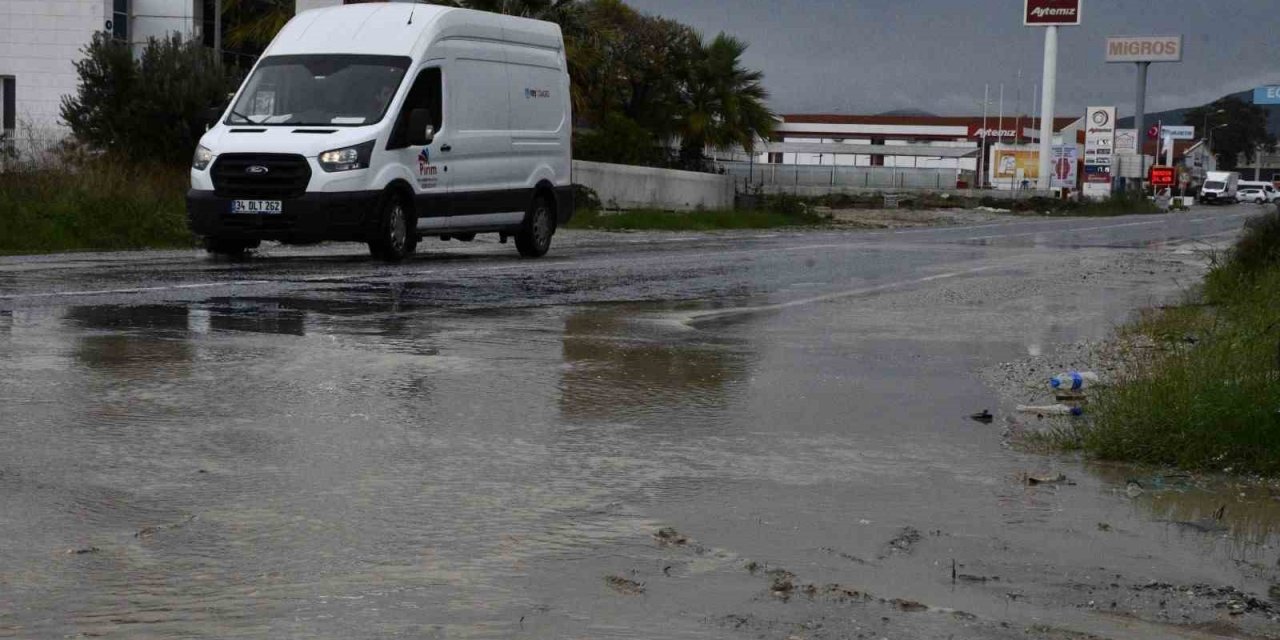Kuşadası’nda her yağışta aynı manzara: Yollar dakikalar içinde göle döndü