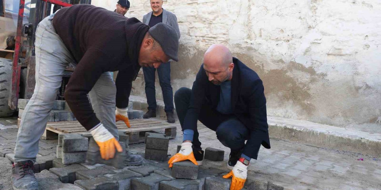 Başkan Arıkan eldivenleri giydi, kolları sıvadı parke taşı döşedi