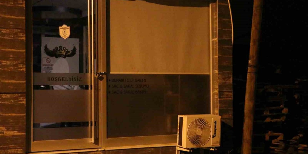 İzmir’de berber dükkanındaki şahsa silahlı saldırı kamerada