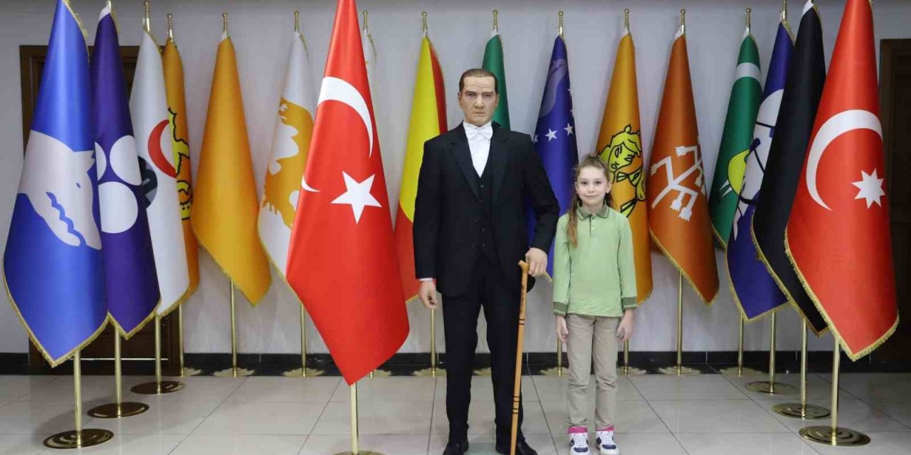 Başkan Özcan, vatandaşları Atatürk’ün balmumu heykelini göremeye davet etti