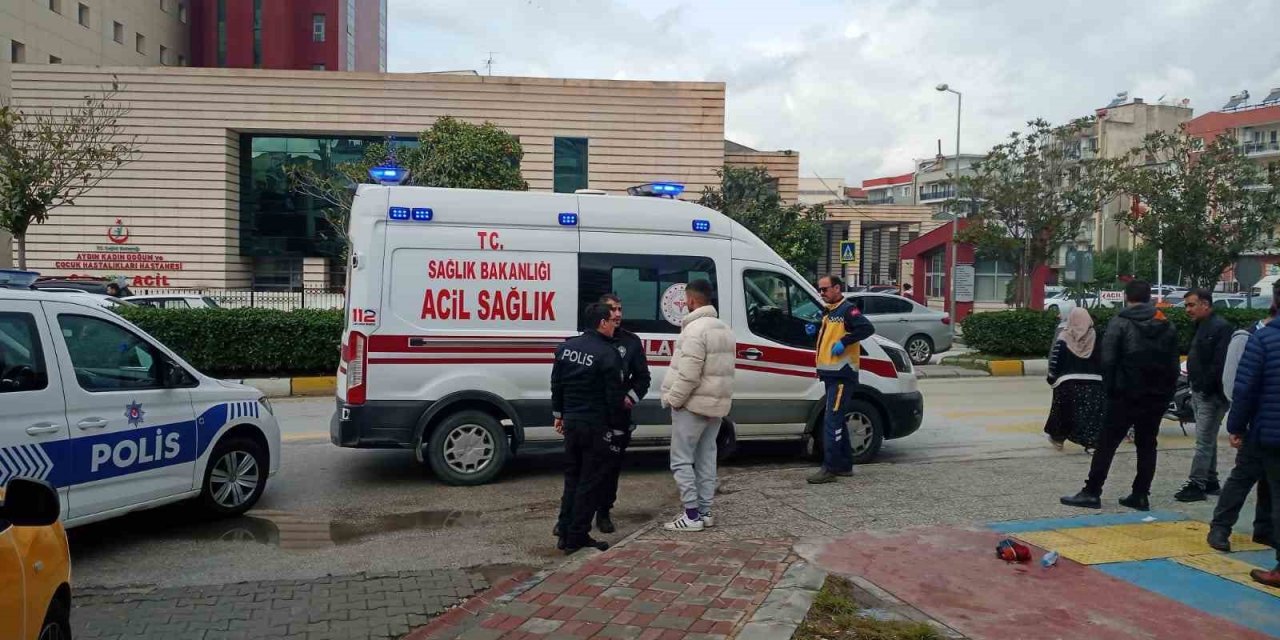 Yolda fenalaşan genç kız ambulansla hastaneye kaldırıldı