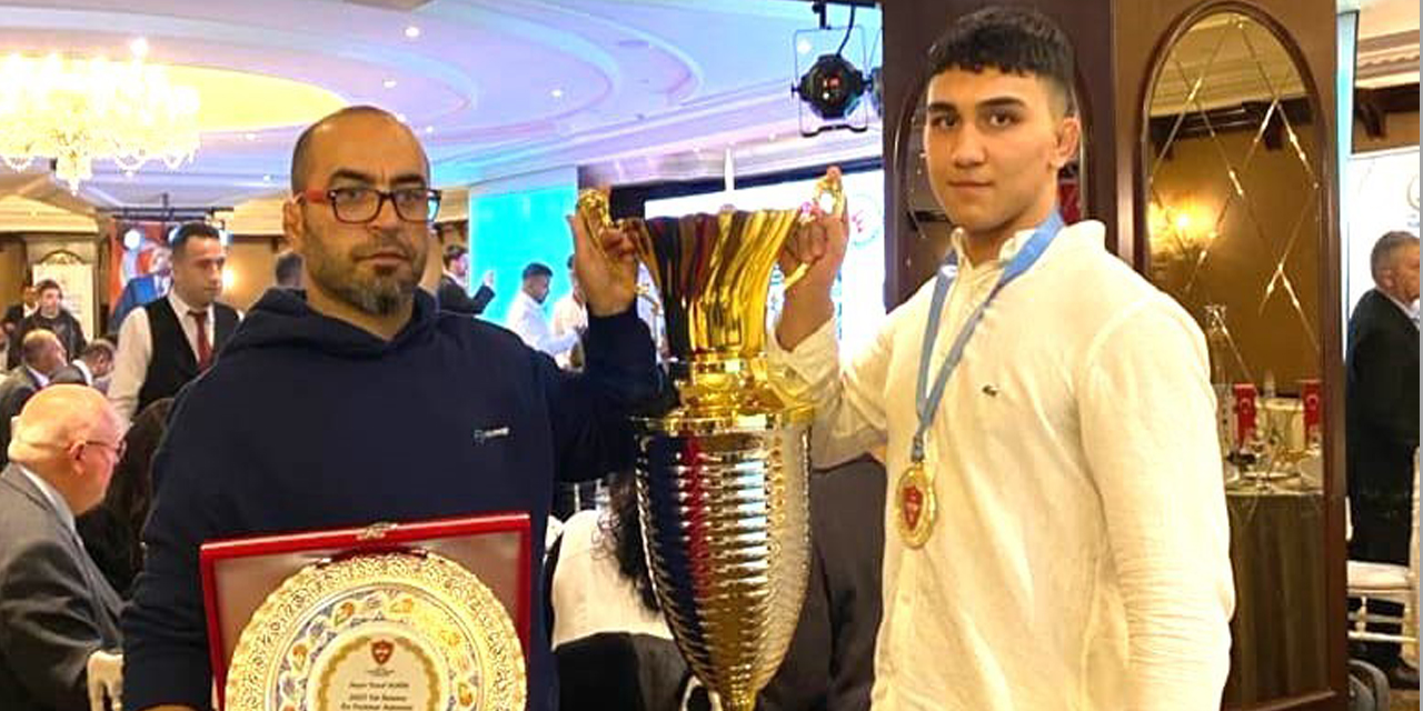 Pamukkale’nin namağlup şampiyon güreşçisi ödülünü aldı