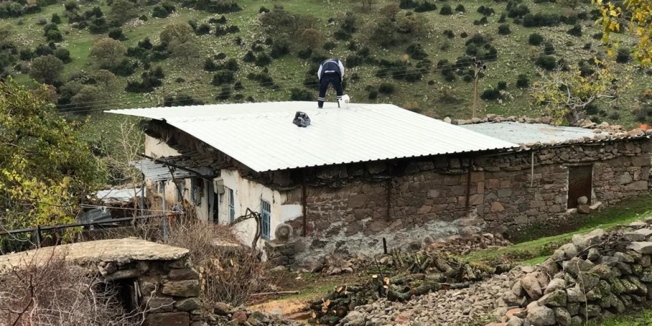 Evlerinin çatısı uçan ailenin imdadına Yunusemre Belediyesi yetişti