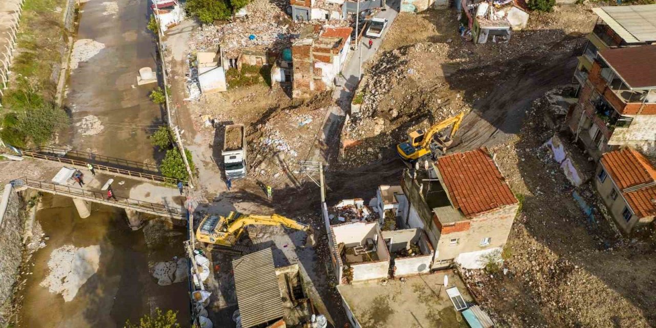 İzmir’in kanayan yarası Yeşildere’de yıkım başladı