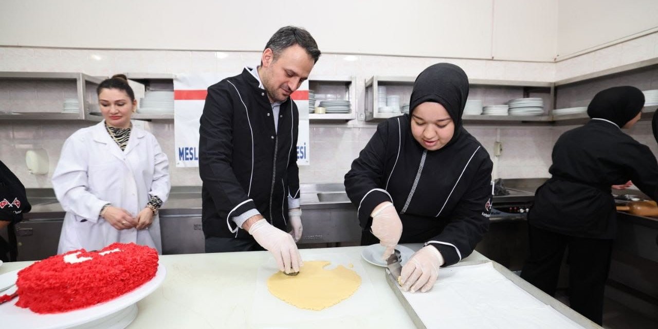 Bakan yardımcısı mutfağa girip hamur açtı