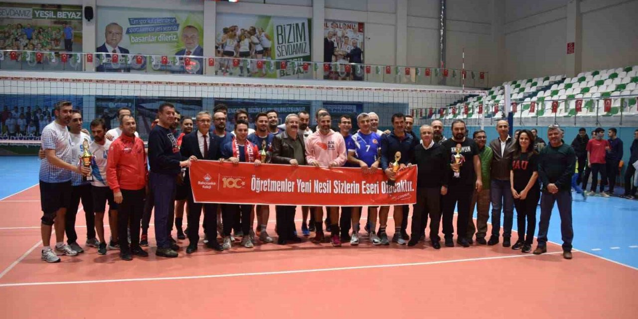 Salihli’de öğretmenler turnuvada ter döktü
