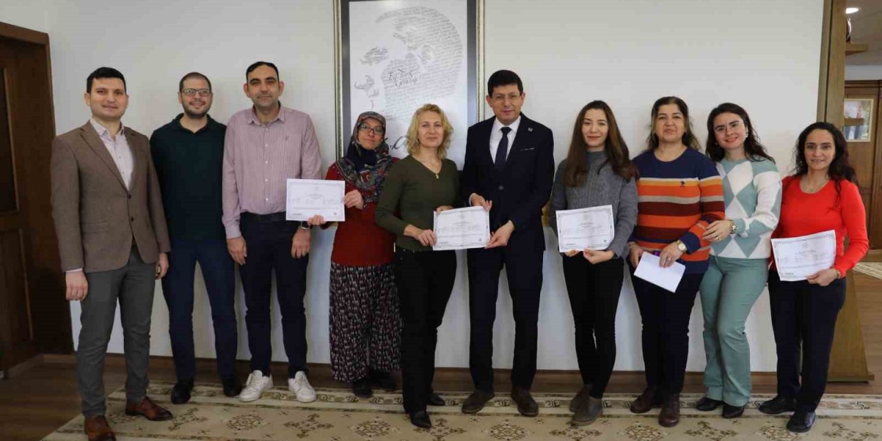 Başkan Özcan İngilizce kursunu tamamlayan personeli tebrik etti