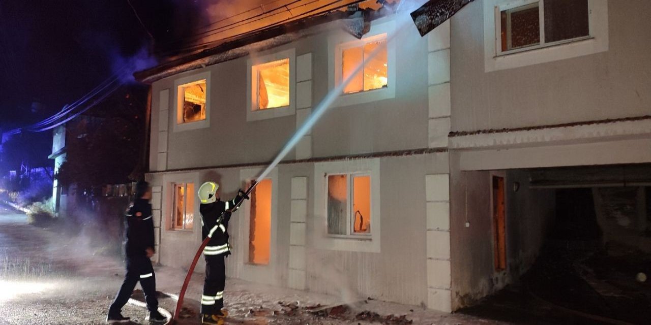 Seydikemer’de iki katlı ev alevlere teslim oldu