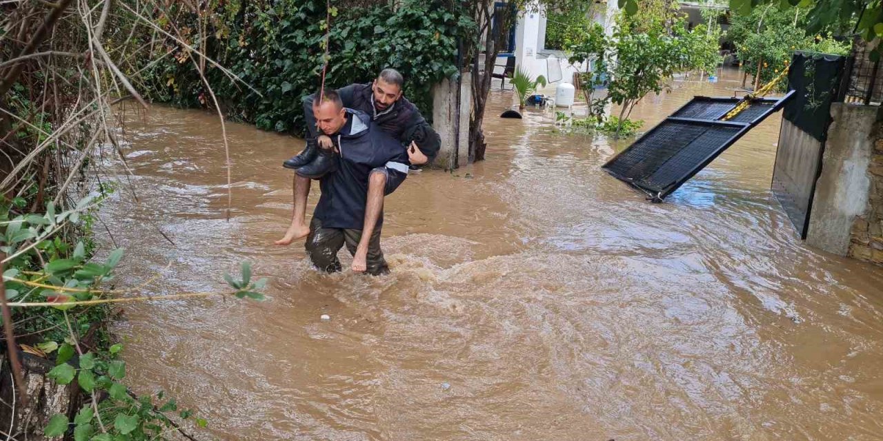 Bodrum’da dere taştı, 4 kişi mahsur kaldı