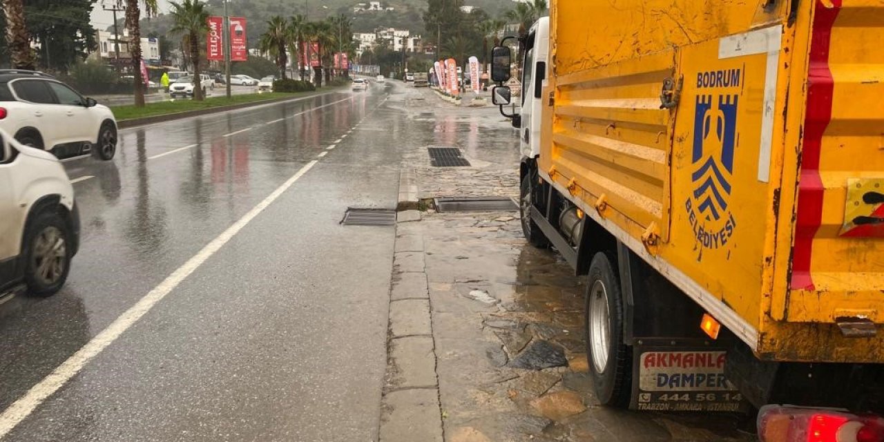 Bodrum’da belediye ekipleri yağmur mesaisinde