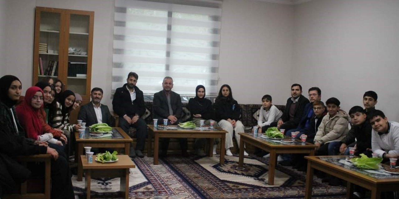 Gençler ve yaşlılar arasında gönül köprüleri kuruluyor