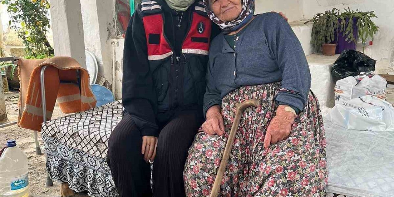 Jandarma yaşlı çınarları unutmuyor