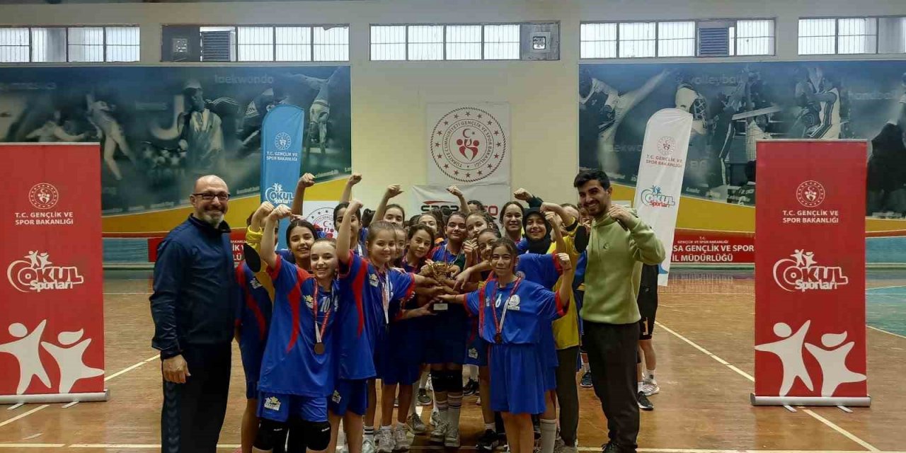 Manisa’da okul sporları küçükler hentbol müsabakaları sona erdi