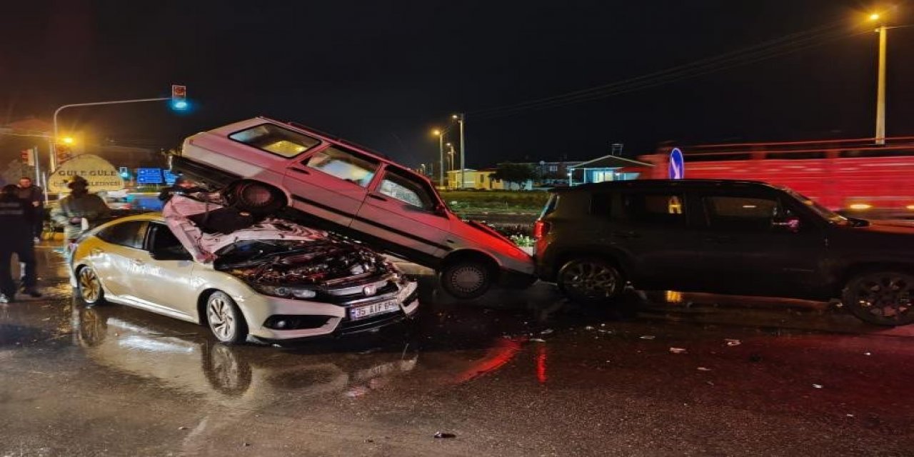 İzmir’deki trafik kazasında araçlar üst üste çıktı