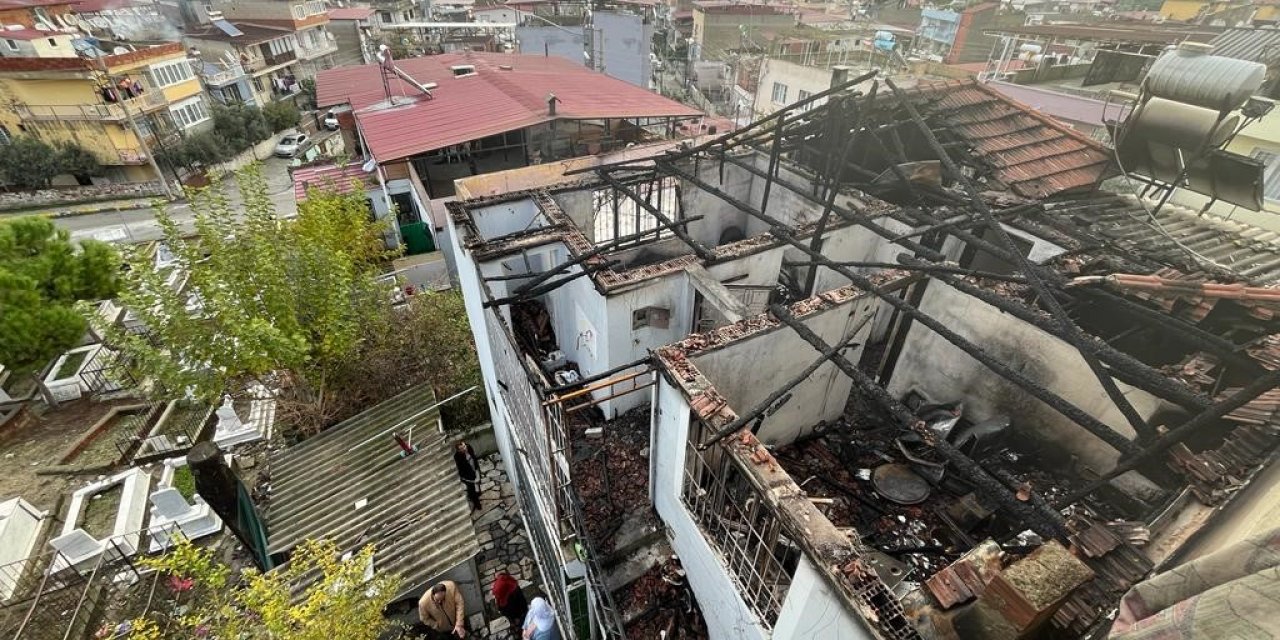 Söke’deki yangında bir ev tamamen kül oldu