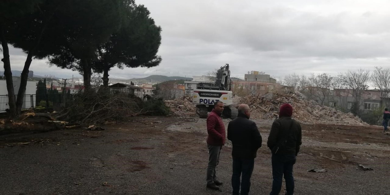 Aliağa’da 55 yıllık Namık Kemal İlkokulu yıkıldı