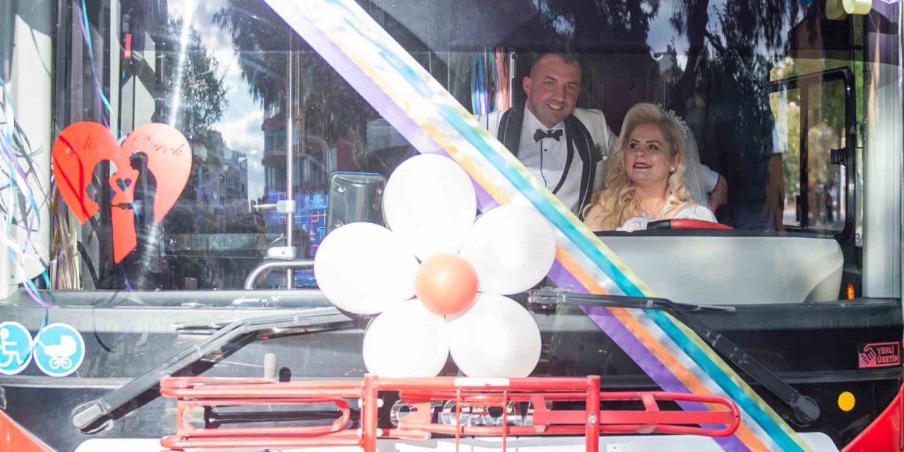 Yolcu taşıdığı otobüsü gelin arabası oldu