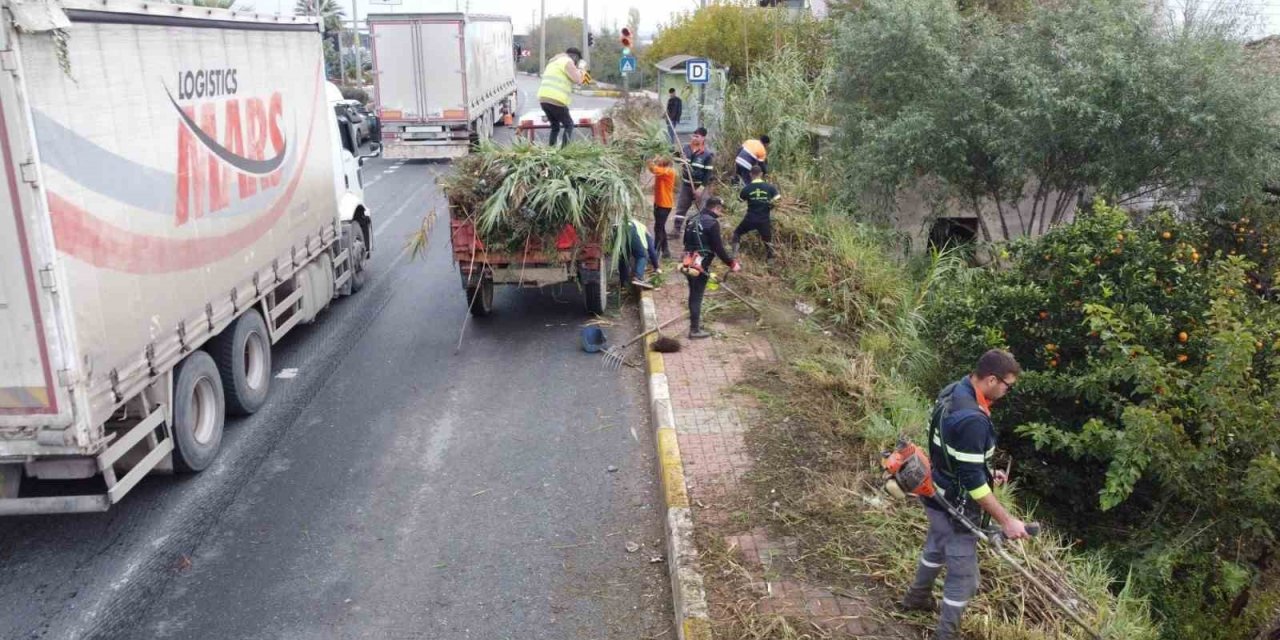Nazilli’de temizlik ekipleri karayolu kenarlarını temizledi