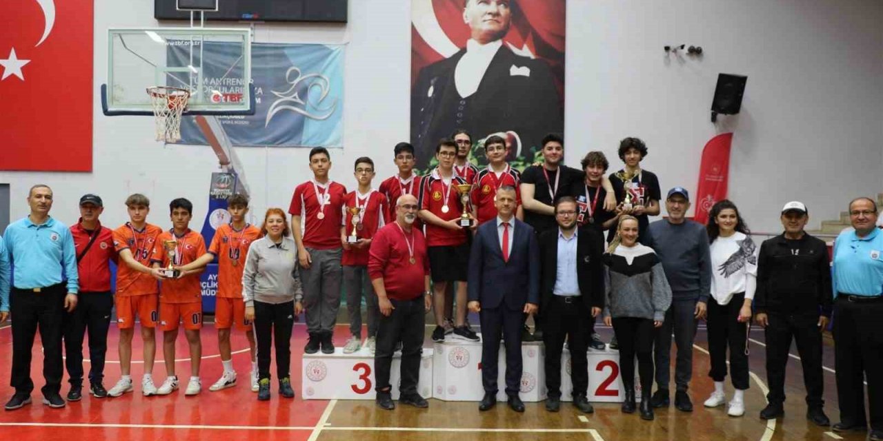 Liseli gençler şampiyonluk için ter döktü