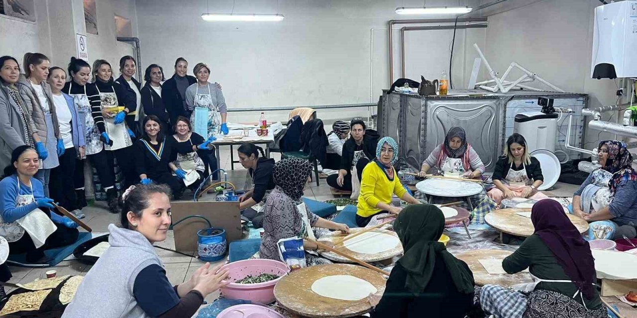 Salihli’de anneler okulları İçin hamur açıp, gözleme yaptılar