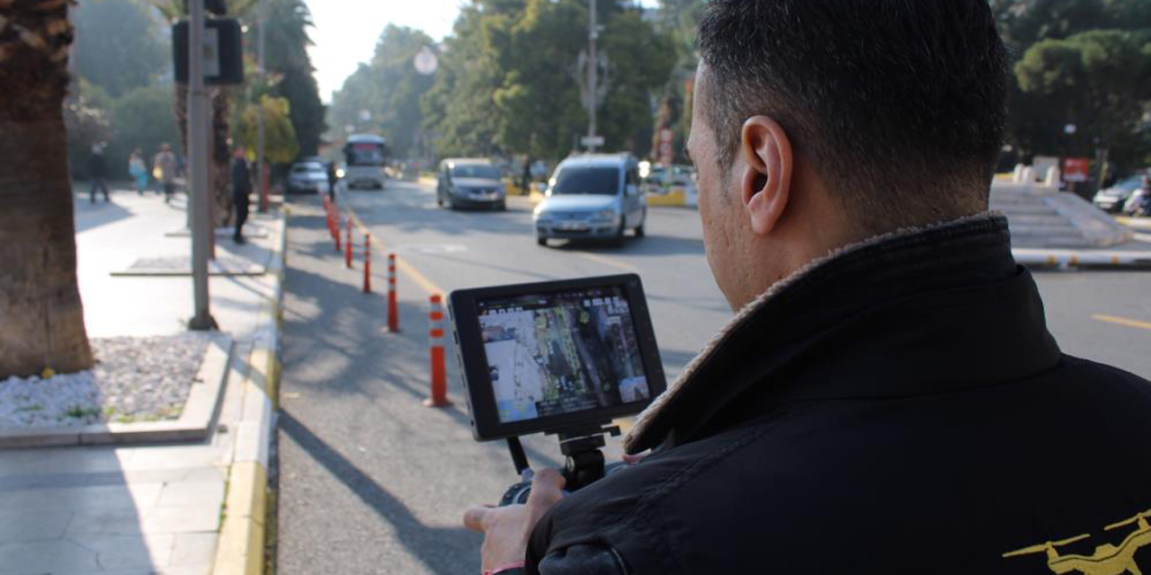 Çift sıra park yapan araç sürücüleri havadan denetlendi
