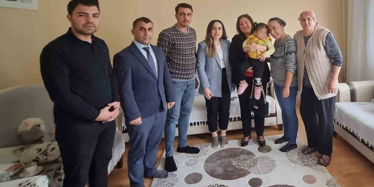 Vali Enver Ünlü’nün eşi Sema Ünlü’den koruyucu aileye ziyaret