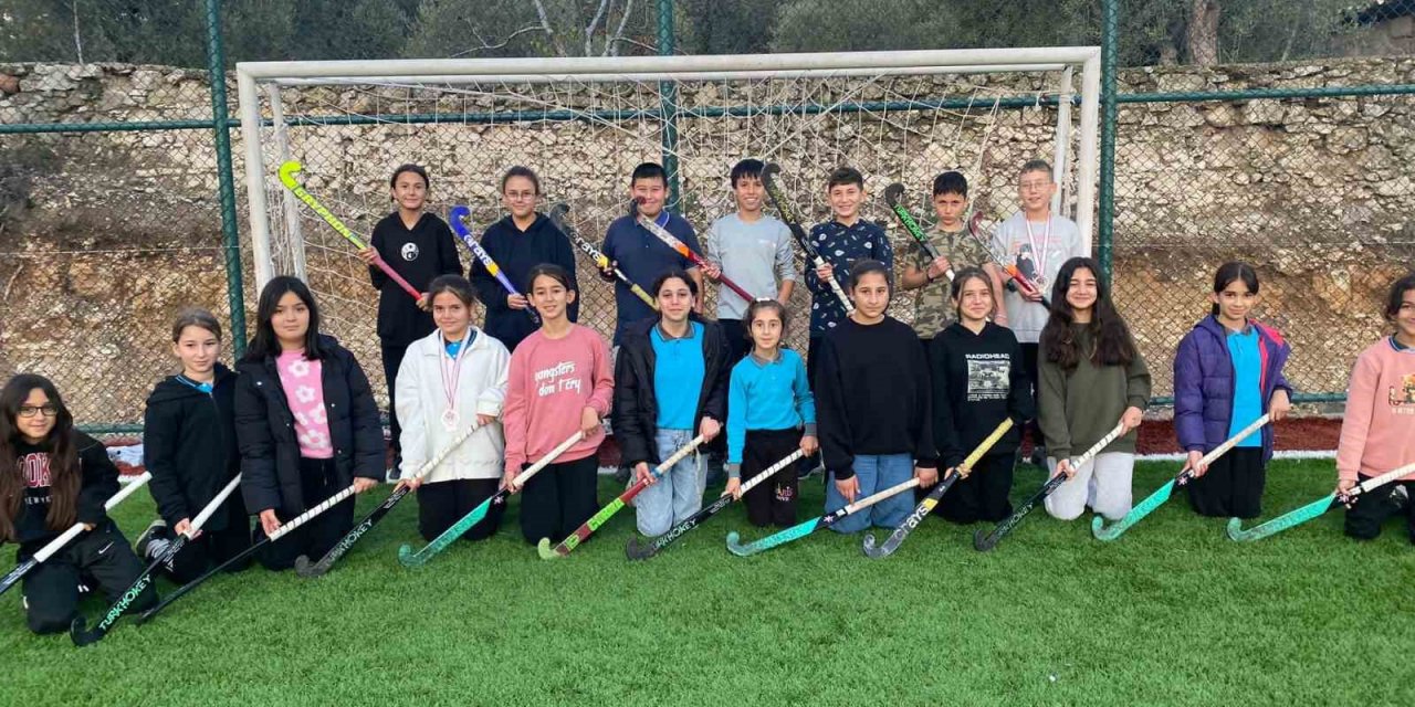 Bayır Ortaokulunda hokey antrenmanları başladı