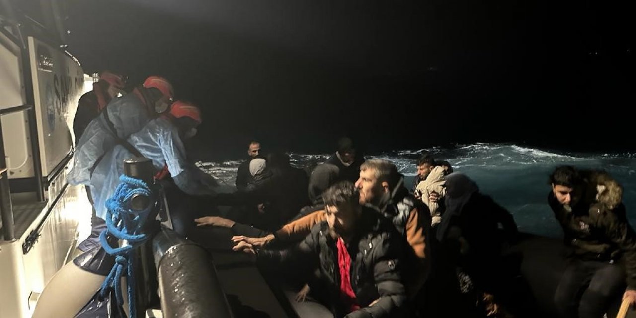 Ölümle burun buruna umut yolculuğu: 324 göçmen karaya çıkartıldı