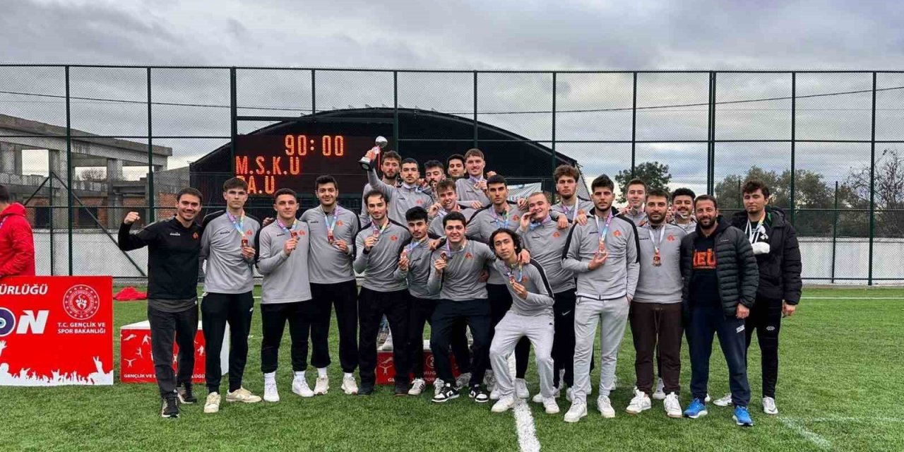 İzmir Ekonomili gençler, Muğla’dan kupayla döndü