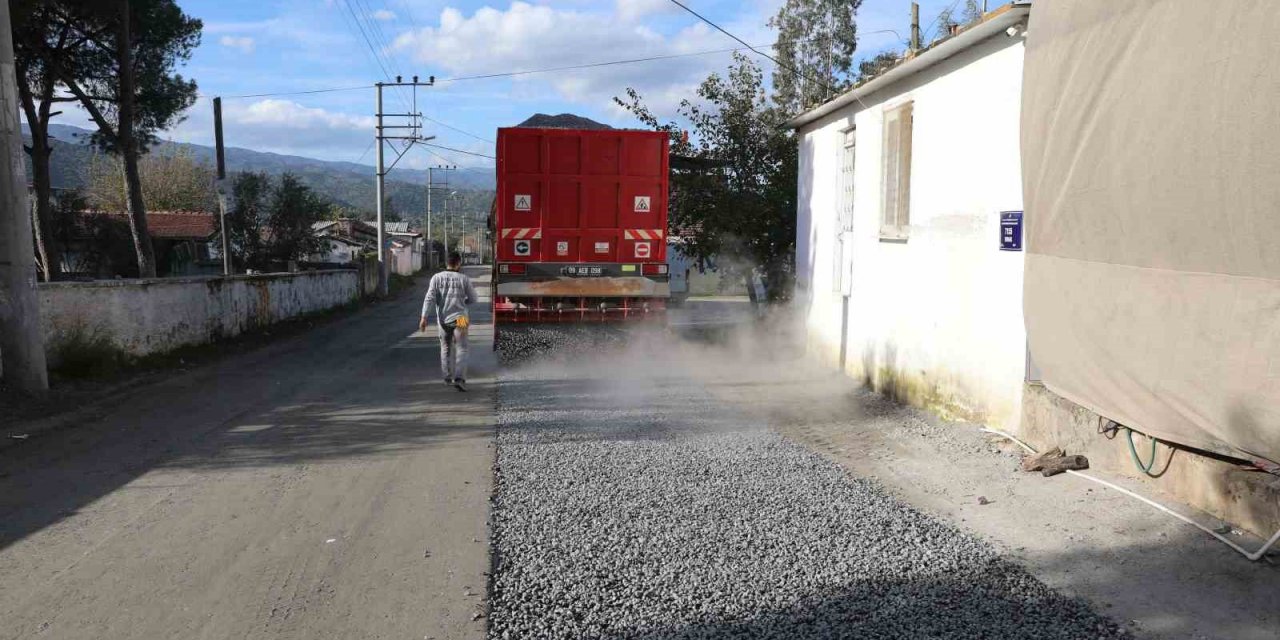 Efeler’deki yol asfaltlama çalışmaları sürüyor